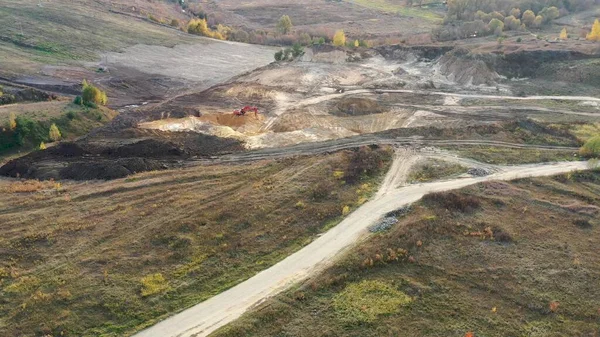 Vista aérea de la excavadora dentro de la carrera de arena . — Foto de Stock