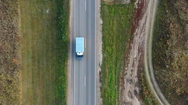 Вид з повітря на автомобілі, що їздять по сільській осінній дорозі — стокове фото