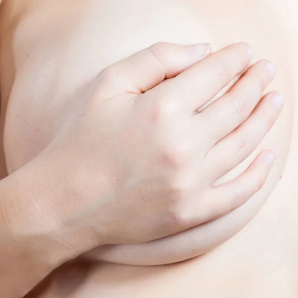 检查乳房肿块或乳腺癌征象的年轻妇女 — 图库照片