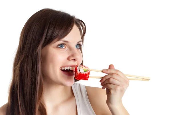 Giovane donna sta mangiando sushi — Foto Stock
