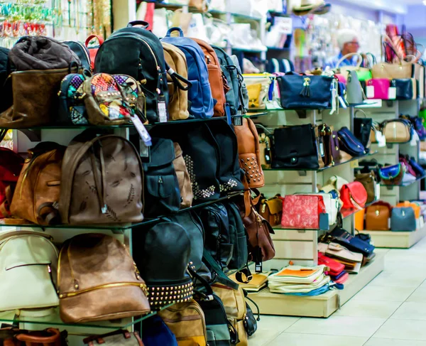 A bőrtáskák és hátizsákok a polcon egy divatboltban. — Stock Fotó