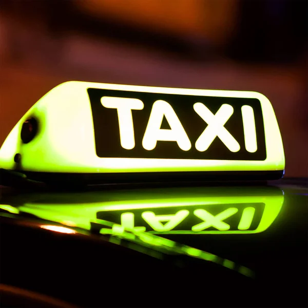 Taxischild auf dem Dach eines Taxis in der Nacht — Stockfoto