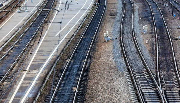 Vista aérea desde el avión no tripulado en las vías del ferrocarril junto a la plataforma del tren — Foto de Stock