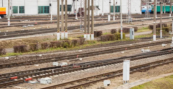 Vista aérea desde el avión no tripulado en las vías del ferrocarril junto a la plataforma del tren — Foto de Stock