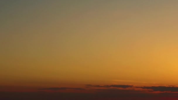 Rode en oranje hemel met zonsondergang — Stockvideo