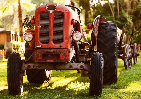 Un vecchio trattore in un campo in una giornata di sole . — Foto Stock