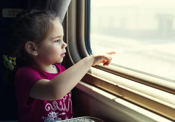 Glückliches kleines Mädchen, das mit dem Zug reist. — Stockfoto