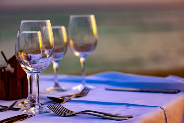 Serveren voor romantisch diner op een strand bij zonsondergang Rechtenvrije Stockfoto's