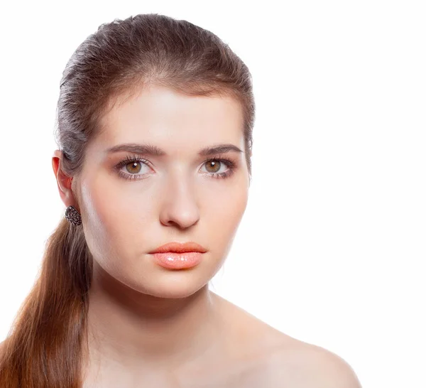 Beauté visage de belle femme avec une peau propre et fraîche. Isolé sur blanc — Photo