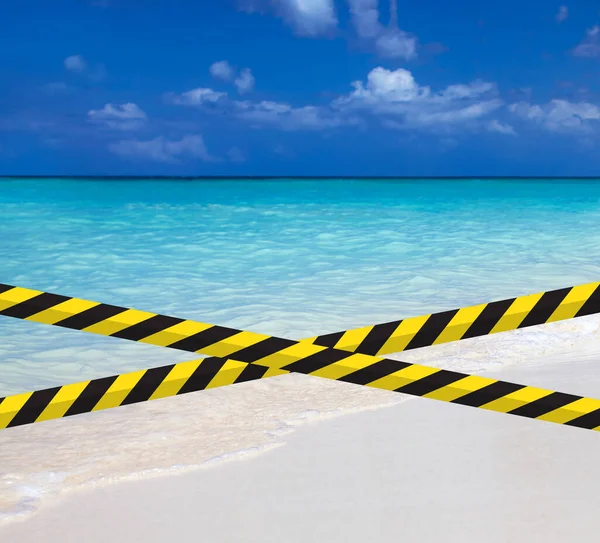 Leeg strand met waarschuwingstape. — Stockfoto