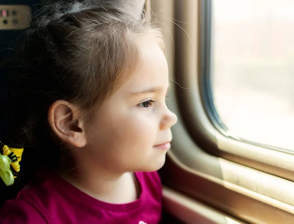Щаслива маленька дівчинка подорожує поїздом . — стокове фото