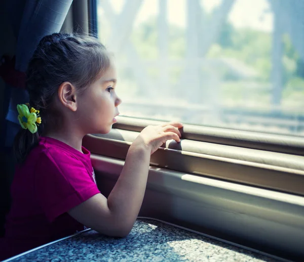 Glückliches kleines Mädchen, das mit dem Zug reist. — Stockfoto