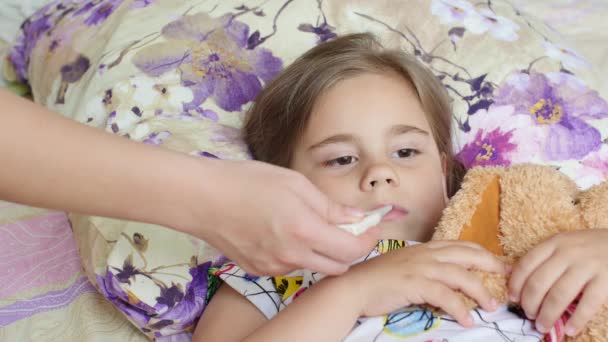 Madre está midiendo la temperatura de la niña . — Vídeos de Stock