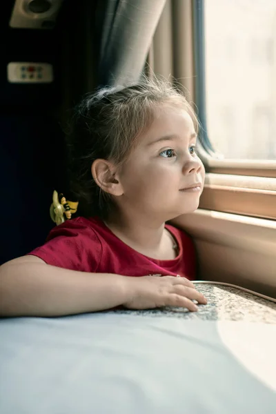 Felice bambina che viaggia in treno. — Foto Stock