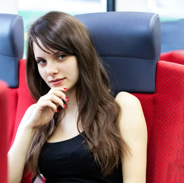 Junge Frau sitzt im Zug — Stockfoto