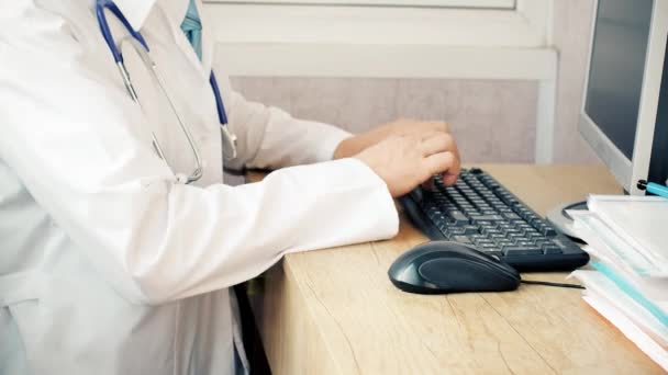 Лікар медицини працює і використовує мишу на комп'ютері — стокове відео