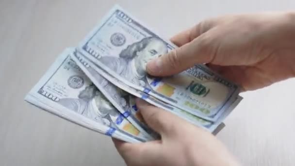 Nahaufnahme Mann Hände zählen hundert-Dollar-Banknoten. — Stockvideo