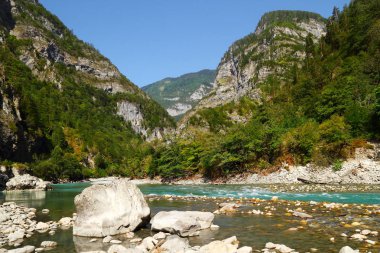 Dağ nehir karaya kaya parçalarını yıkadı.
