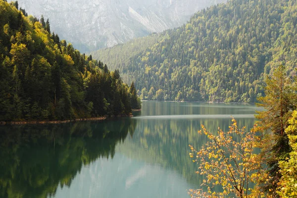 Vrcholky Hor Odrážejí Jezeře — Stock fotografie