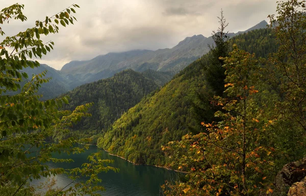 Jezioro Było Położone Pomiędzy Górami — Zdjęcie stockowe