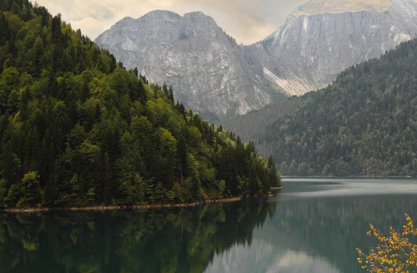 Göl Ritsa dağlardan üst kısımları.