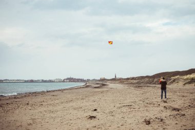 Bir adam bir uçurtma sahilde, İskoçya başlattı