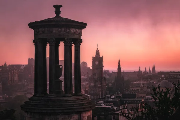 Cityscape anıtının Dugald Stewart ve akşam, Edinburgh, İskoçya, Birleşik Krallık