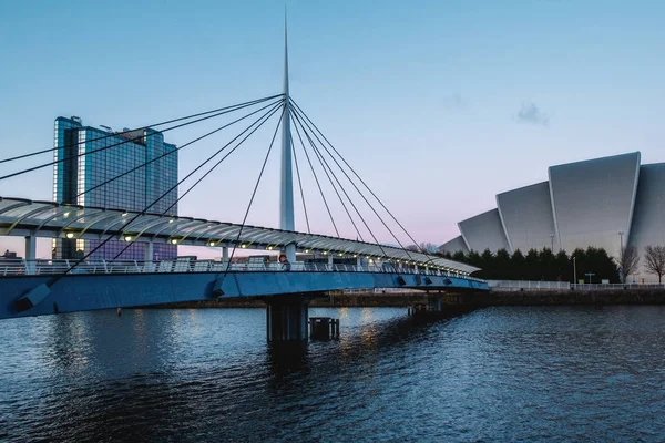 Bir köprü ve modern binalar, şehir yatay