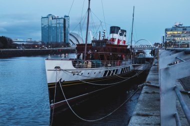 Görünüm river Clyde ve akşam rıhtımda eski vapur, Waverley olduğunu son deniz-gidiş yandan çarklı vapur dünyada, Glasgow, İngiltere