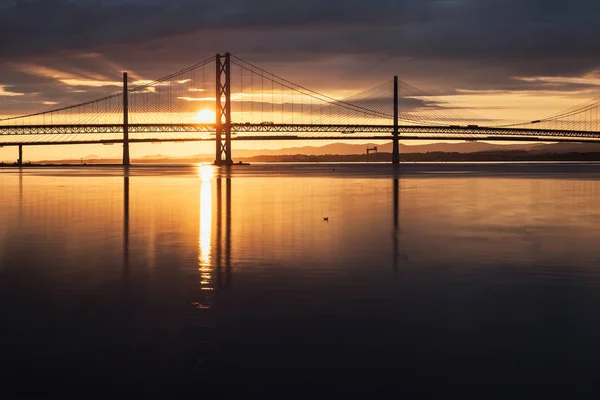 Dwa Mosty Przeciwko Zachodzącemu Słońcu Morzu Forth Road Brtidge Queensferry — Zdjęcie stockowe