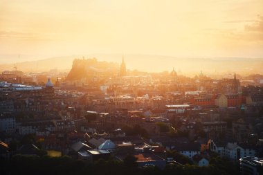 Edinburgh Şatosu 'nun ve şehir güneşli manzarası, Edinburgh, Scontald, Birleşik Krallık