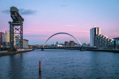 Gün batımı görünümü Clyde Arc veya Squinty Köprüsü ve river Clyde, Glasgow, İskoçya