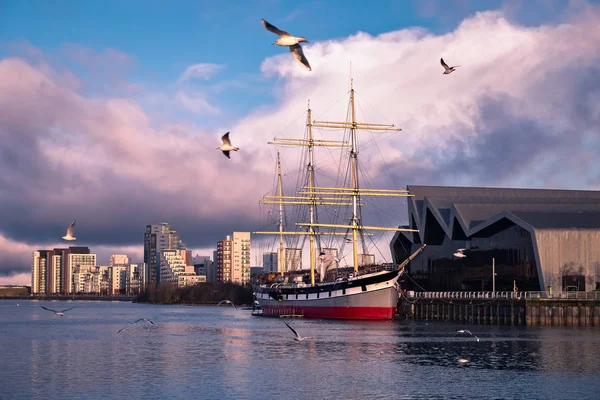 Sabah görünümü Clyde nehrinde ve Glenlee, üç direkli barque çelik içerir. Glasgow Harbour adlı uzun gemi. İskoçya