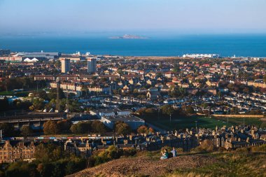 Yukarıdan Edinburgh şehir, deniz ve birkaç zevk city, Edinburgh, İskoçya, Birleşik Krallık görünümünü Doğu tarafında görüntülemek