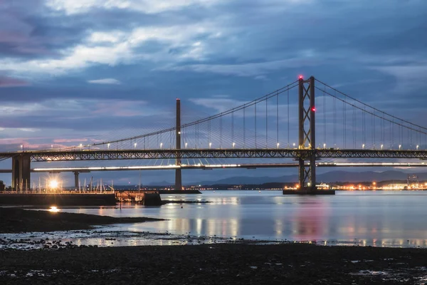 İki köprü, Forth yolu Köprüsü ve Queensferry Crossing gece görünümü. Scotland, Büyük Britanya