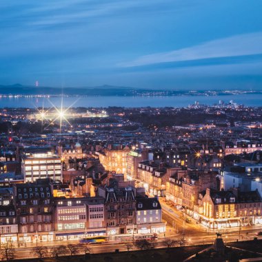 Gece kenti Edinburgh, Princes Caddesi ve deniz, Edinburgh, İskoçya, Birleşik Krallık