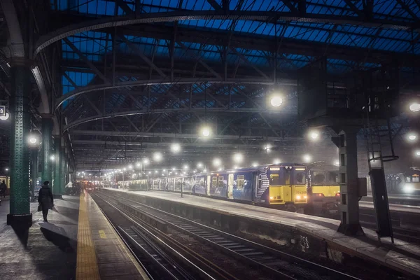 Glasgow merkez demiryolu İstasyonu. Tren ve raylar istasyonunda. Soğuk hava. Tarihi Tren İstasyonu ve perspektif görüntüleyin. Glasgow. Birleşik Krallık. Aralık 2018.