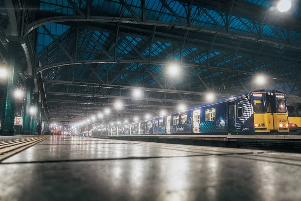 Glasgow merkez demiryolu İstasyonu. Gar binası ve tren en düşük andan itibaren görüntüleyin. Soğuk hava. Tarihi Tren İstasyonu ve perspektif görüntüleyin. Glasgow. Birleşik Krallık. Aralık 2018.