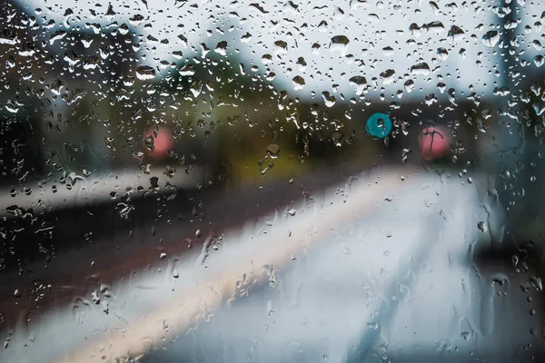 Tren İstasyonu ile yağmur ıslak camın bir platform görünümünü damla