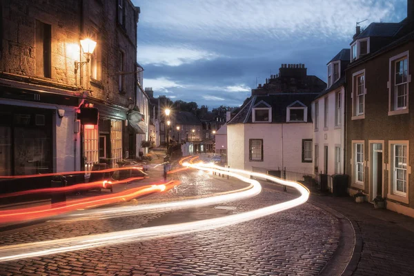 Eski şehrin gece sokak arabalar, bulanık hareket geçen ışıklar. Eylül 2018. Queensferry, İskoçya.
