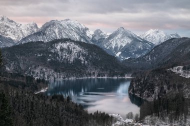 Ocak 2019. Dağ gölü su ve arka planda dağlar gökyüzü yansıması ile inanılmaz manzara. Alpler manzaralı Schwangau Bavaria, Almanya için gölde Alpsee.