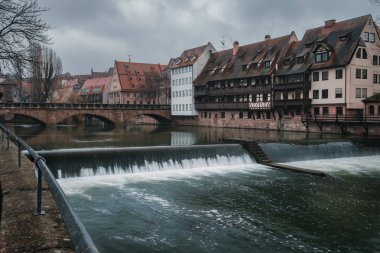 Pegnitz Nehri ve şelale üzerinde Max Köprüsü