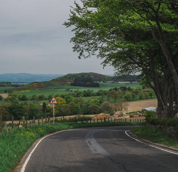 Landsbygd väg och vackra Shotlands landskap — Stockfoto