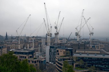 Edinburgh kentinde bir şantiyede uzun vinçler