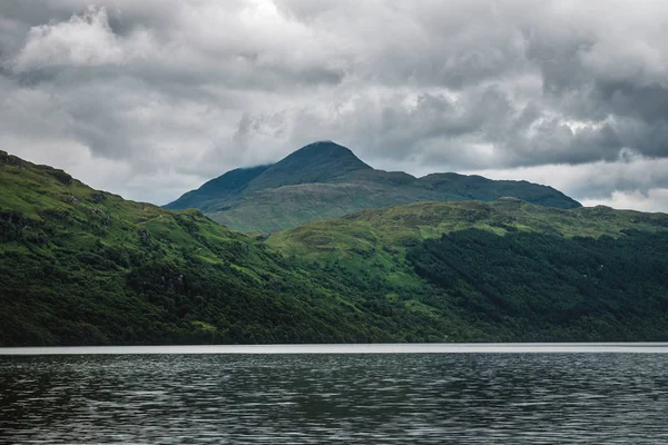Szkocki krajobraz z widokiem na jezioro i góry — Zdjęcie stockowe