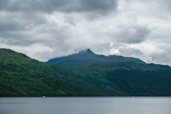 湖と山々のスコットランドの風景 — ストック写真