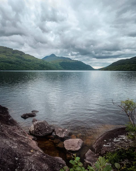 Шотландский пейзаж с озером и горами — стоковое фото
