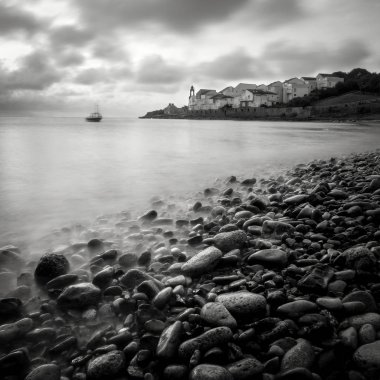 Deniz koyu taş sahil