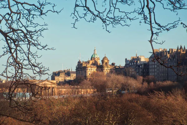 Edinburgh'un ağaçla çevrili güzel eski binalarının görünümü 