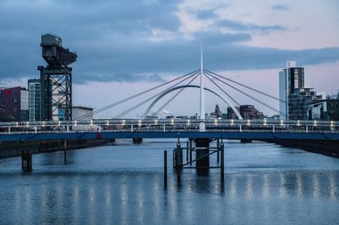 Akşam iki köprü ile şehir manzara